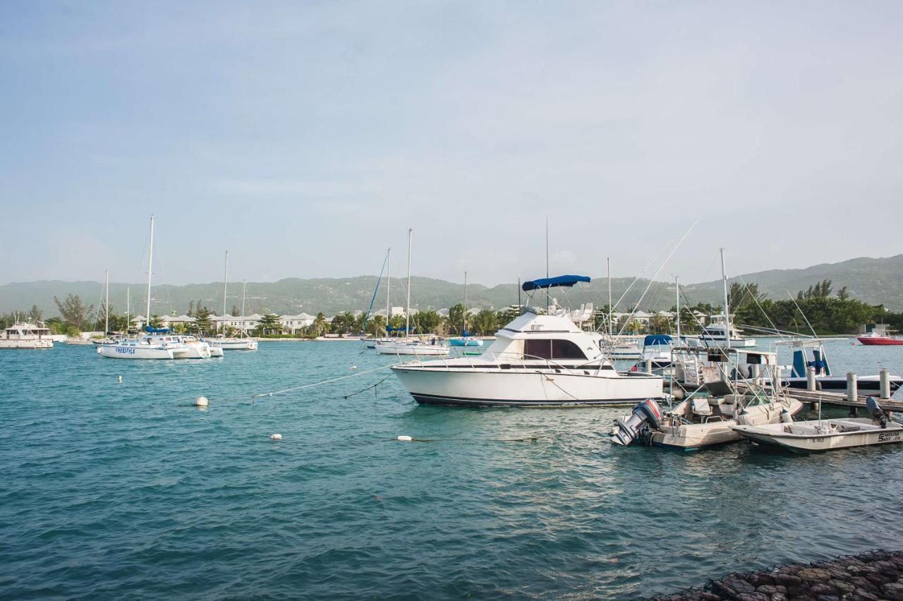 Seawind Beach Apartments Montego Bay Exterior photo